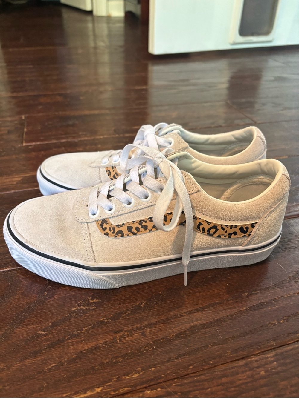 Women’s VANS soft suede sneakers in cream with leopard accent sz 7